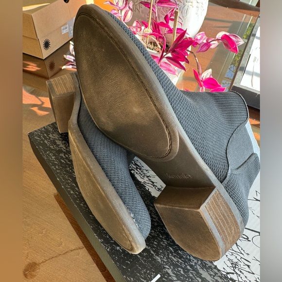 woman’s ankle boots - Picture 3 of 4